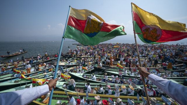 インレー湖上デモ
